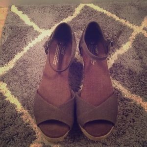 Gray TOMS wedges size 9